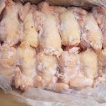 KHÁCH MUA THỊT GÀ ĐÔNG LẠNH