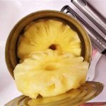 KHÁCH MUA DỨA ĐÓNG HỘP