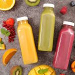 KHÁCH HÀNG MUA NƯỚC ÉP TRÁI CÂY