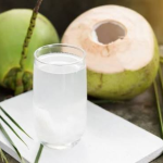 KHÁCH MUA NƯỚC DỪA TỰ NHIÊN