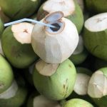 KHÁCH MUA DỪA TƯƠI
