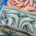 KHÁCH MUA HẢI SẢN ĐÔNG LẠNH