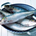 KHÁCH MUA CÁ NGỪ VÀ CÁ MÒI ĐÔNG LẠNH