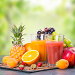 KHÁCH MUA NƯỚC ÉP TRÁI CÂY