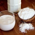 KHÁCH MUA NƯỚC DỪA VÀ SỮA DỪA